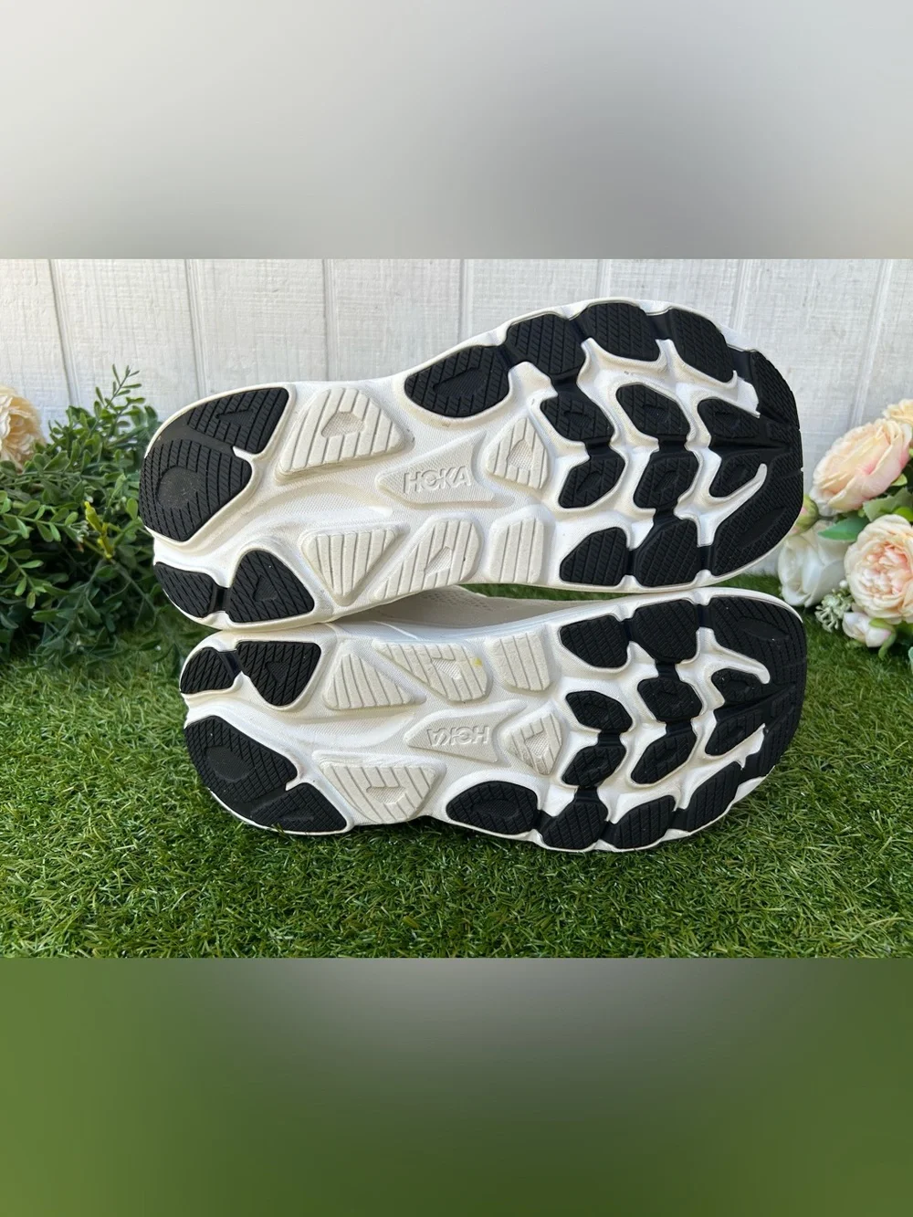 Hoka Clifton 10 Men Running Shoes White/Black US 8D women 9.5 unisex gently used